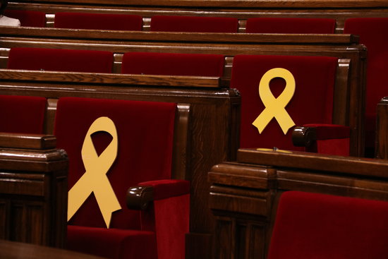 Yellow ribbons on MP seats in Catalan parliament on March 1 2018 (by Elisenda Rosanas)